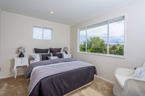 Photo of property in 3 Barker Rise, Northcross, Auckland, 0632