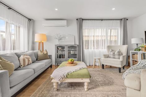 Photo of property in 1 Nga Waka Place, Mangere, Auckland, 2022