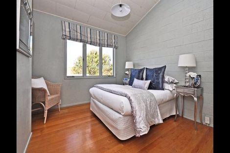 Photo of property in 2/51 Ocean View Road, Hillcrest, Auckland, 0627