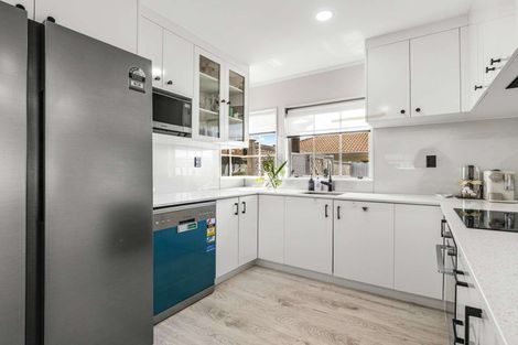 Photo of property in 52 Riverton Drive, Randwick Park, Auckland, 2105