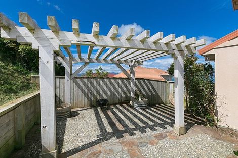 Photo of property in 5 Tamworth Crescent, Newlands, Wellington, 6037