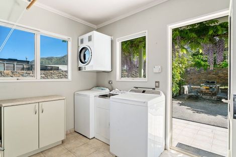 Photo of property in 2c Macandrew Lane, Wanaka, 9305