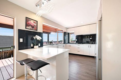 Photo of property in 10 San Fernando Way, Henderson, Auckland, 0612