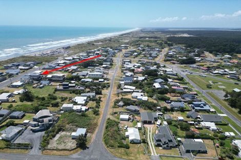 Photo of property in 17 Marine Parade South, Foxton Beach, Foxton, 4815