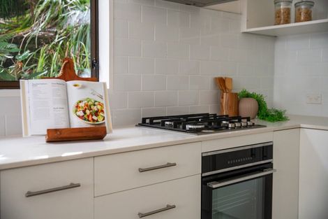 Photo of property in 16 Garden Road, Northland, Wellington, 6012