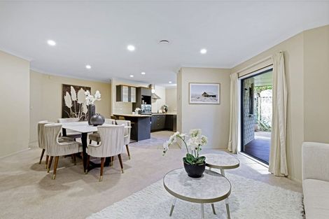 Photo of property in 6 English Oak Drive, Schnapper Rock, Auckland, 0632