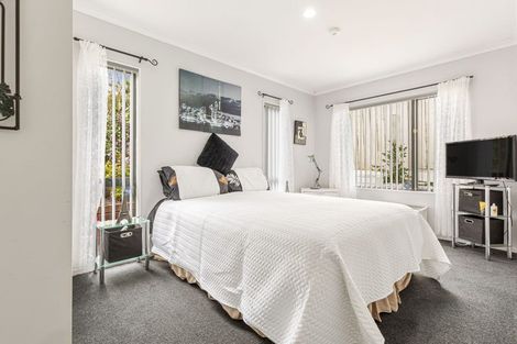 Photo of property in 52 Hewlett Road, Massey, Auckland, 0614