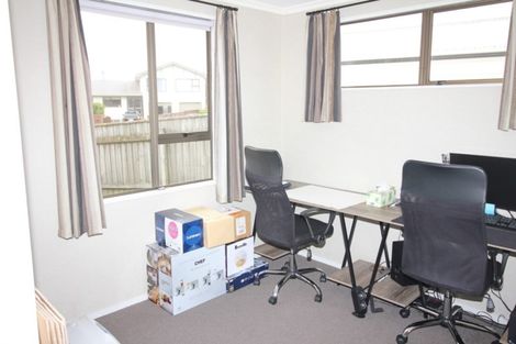 Photo of property in 10 Bayswater Place, Newlands, Wellington, 6037