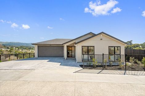 Photo of property in 15 Mara Way, Sunnyvale, Auckland, 0612