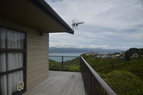 Photo of property in 10 Bayswater Place, Newlands, Wellington, 6037