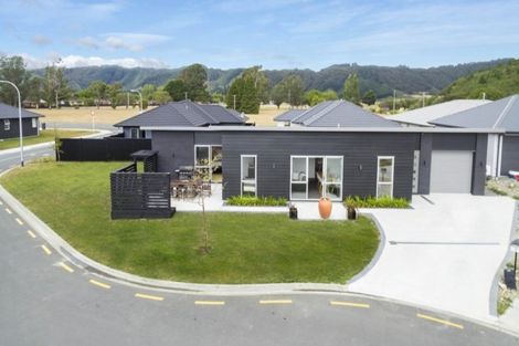 Photo of property in 3 Passchendaele Grove, Trentham, Upper Hutt, 5018