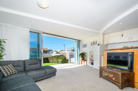 Photo of property in Seaview Apartments, 3/64 Milford Road, Milford, Auckland, 0620