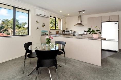 Photo of property in 2 Plumstead Rise, Glen Eden, Auckland, 0602