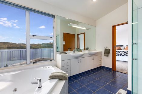 Photo of property in 28 Molyneux Close, Whitby, Porirua, 5024