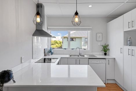 Photo of property in 15 Donovan Avenue, Massey, Auckland, 0614