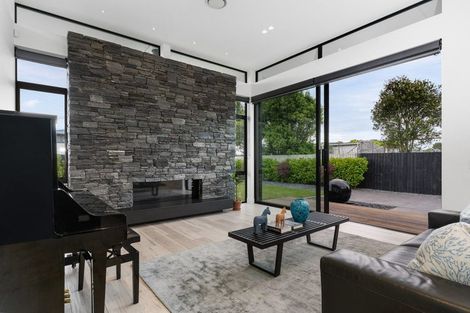 Photo of property in 49 Saint Andrews Square, Strowan, Christchurch, 8052
