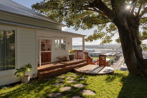 Photo of property in 5 Denholm Road, Hospital Hill, Napier, 4110