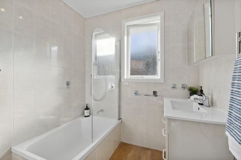 Photo of property in 2 Seine Road, Forrest Hill, Auckland, 0620