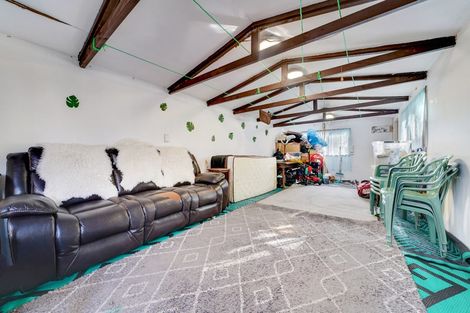 Photo of property in 1b Bamboo Grove, Kelston, Auckland, 0602