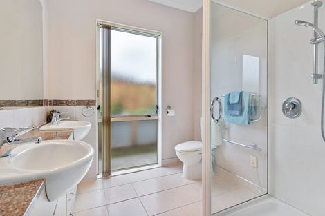 Photo of property in 154 Kilkenny Drive, East Tamaki Heights, Auckland, 2016