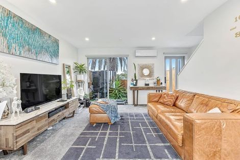 Photo of property in 2/24 Kelwyn Road, Kelston, Auckland, 0602