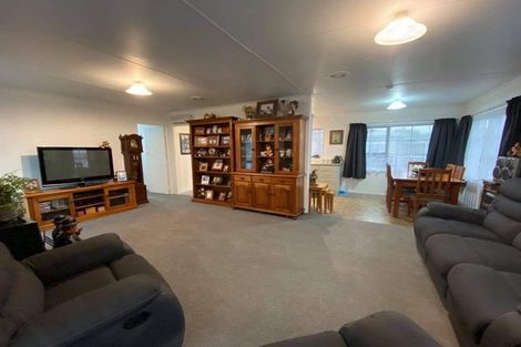 Photo of property in 16 Kamahi Avenue, Hawera, 4610