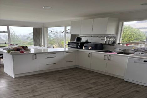 Photo of property in 15 Noeleen Street, Glenfield, Auckland, 0629
