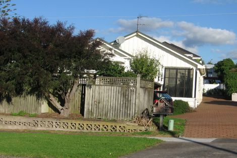 Photo of property in 2/22 Takutai Avenue, Bucklands Beach, Auckland, 2012