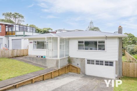 Photo of property in 20 Horokiwi Road West, Newlands, Wellington, 6037