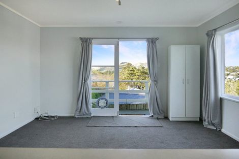 Photo of property in 34 Stewart Drive, Newlands, Wellington, 6037