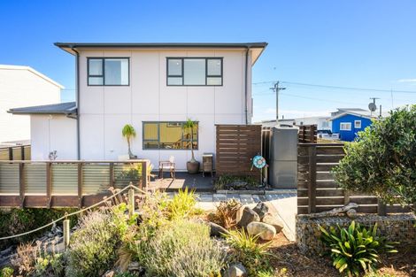 Photo of property in 17 Marine Parade South, Foxton Beach, Foxton, 4815