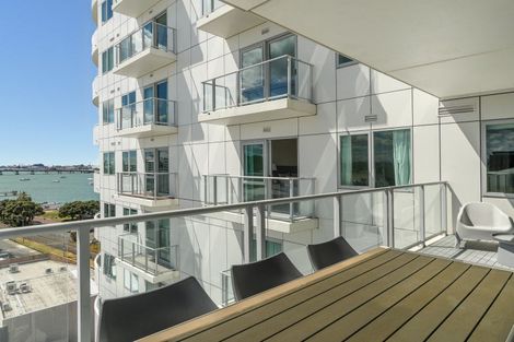 Photo of property in 72 Devonport Road, Tauranga, 3110