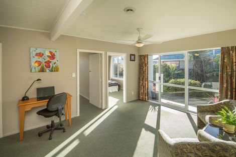 Photo of property in 6 Shirldale Place, Avonhead, Christchurch, 8042
