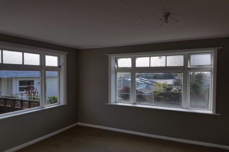 Photo of property in 7 Griffiths Grove, Newlands, Wellington, 6037