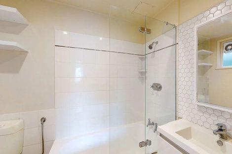Photo of property in Victoria Court, 4u7 Queen Street, Mount Victoria, Wellington, 6011