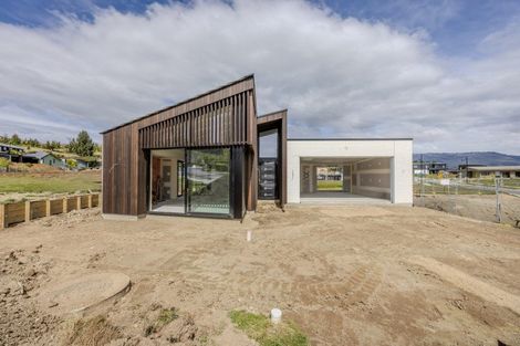 Photo of property in 14 Kirimoko Crescent, Wanaka, 9305