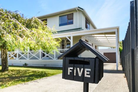 Photo of property in 5 Rangitira Avenue, Palmerston North, 4414