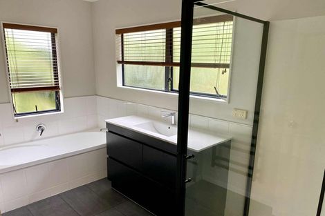 Photo of property in 13 Springwater Vale, Unsworth Heights, Auckland, 0632
