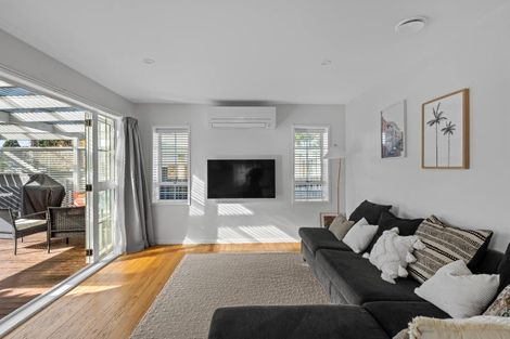 Photo of property in 40 Walton Street, Red Beach, 0932