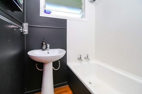 Photo of property in 182 Hutchinson Avenue, New Lynn, Auckland, 0600