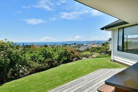Photo of property in 32 Grovenor Drive, Orewa, 0931