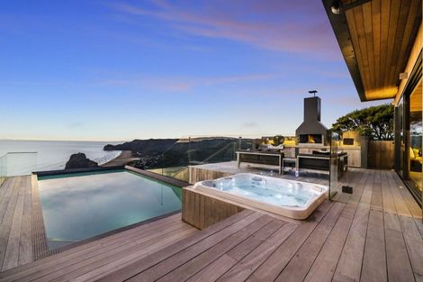 Photo of property in 81 Piha Road, Piha, 0772