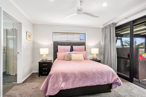 Photo of property in 32 Waitemata Drive, One Tree Point, 0118