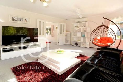 Photo of property in 8 Helen Ryburn Place, Torbay, Auckland, 0630