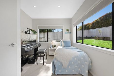 Photo of property in 4 Advene Road, Cockle Bay, Auckland, 2014