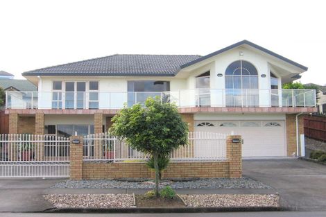Photo of property in 24 Ribbonwood Crescent, Goodwood Heights, Auckland, 2105