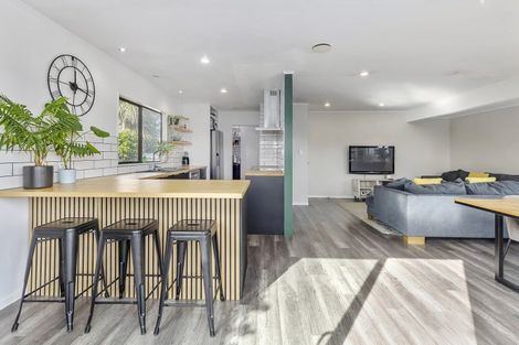 Photo of property in 28 Arahanga Grove, Maupuia, Wellington, 6022