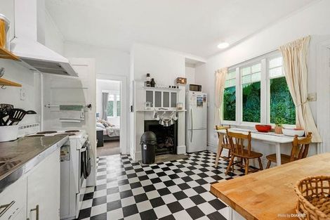 Photo of property in 10 Governor Road, Northland, Wellington, 6012