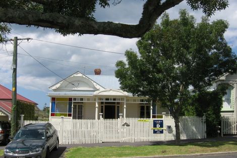 Photo of property in 32 Kiwi Road, Stanley Point, Auckland, 0624