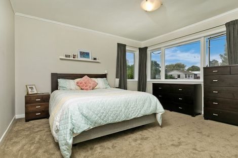 Photo of property in 123 Millbrook Road, Sunnyvale, Auckland, 0612
